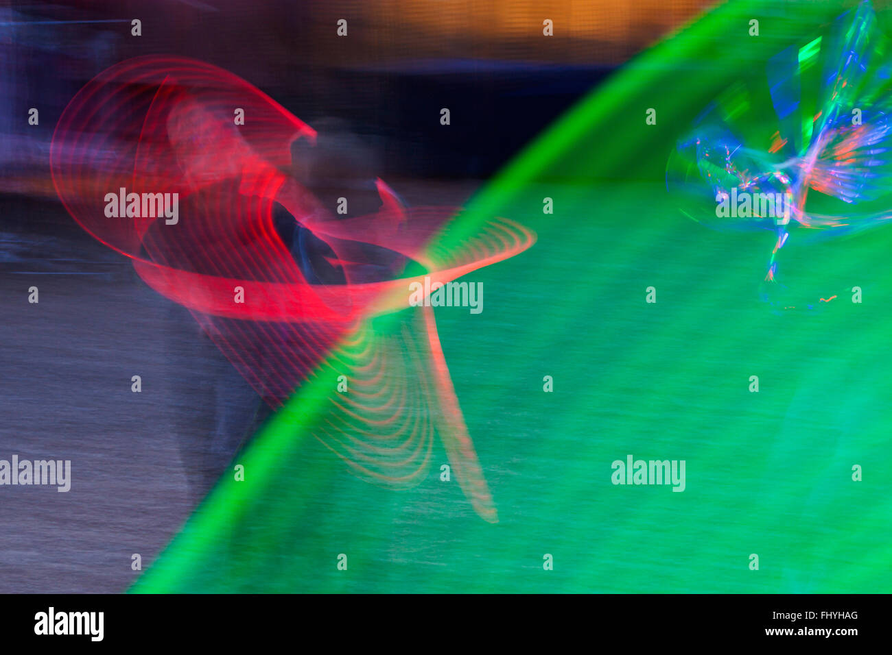 Kinder spielen mit Licht Säbel an den vier Ecken FOLK FESTIVAL 2014 - COLORADO Stockfoto