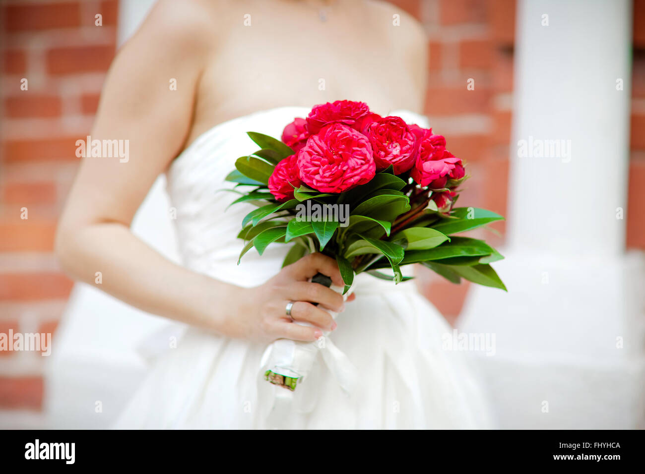 Braut mit Blumen Stockfoto