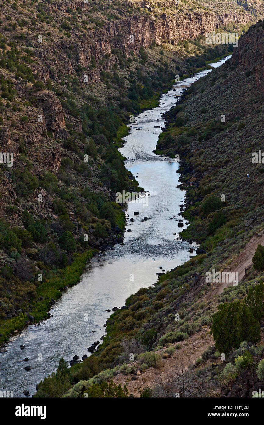 Der RIO GRANDE Fluss durchzieht die TAOS-Schlucht - NEW MEXICO Stockfoto