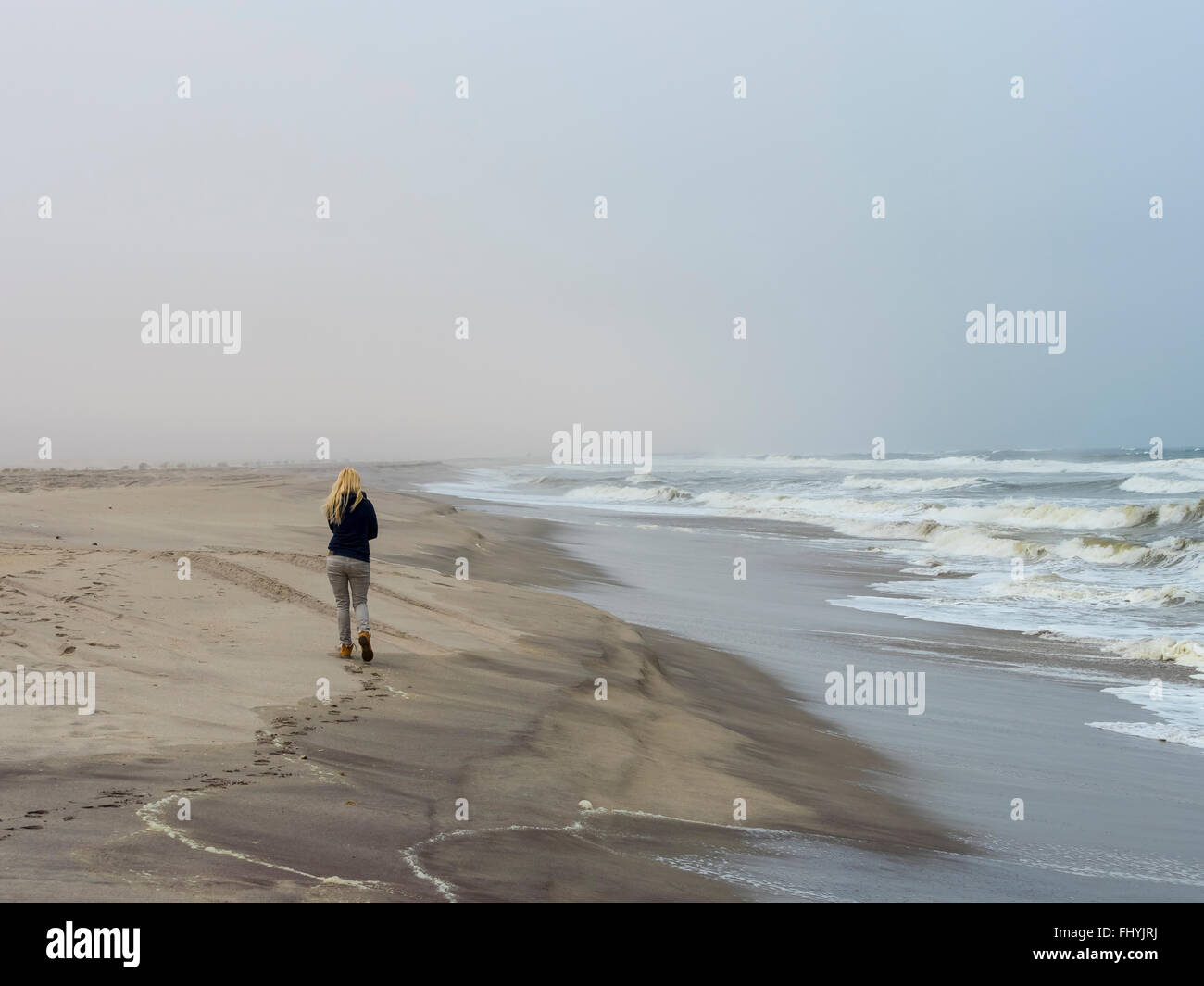 Namibia, Namib-Wüste, Frau am Strand, Einfrieren, kalten und stürmischen Stockfoto