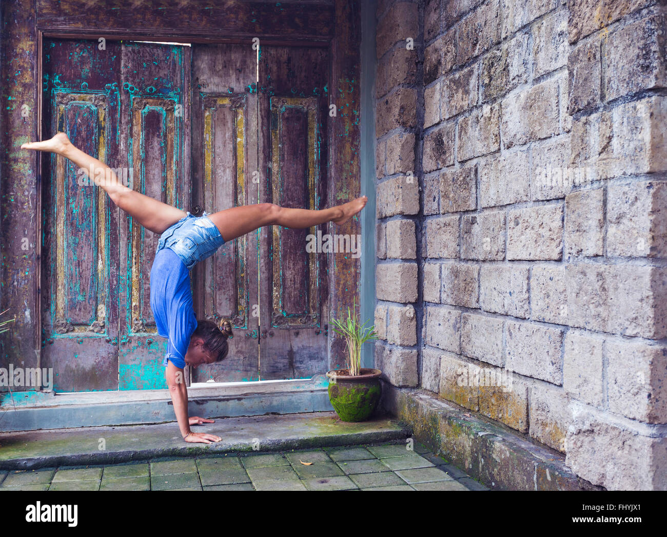 Frau macht einen Handstand im freien Stockfoto