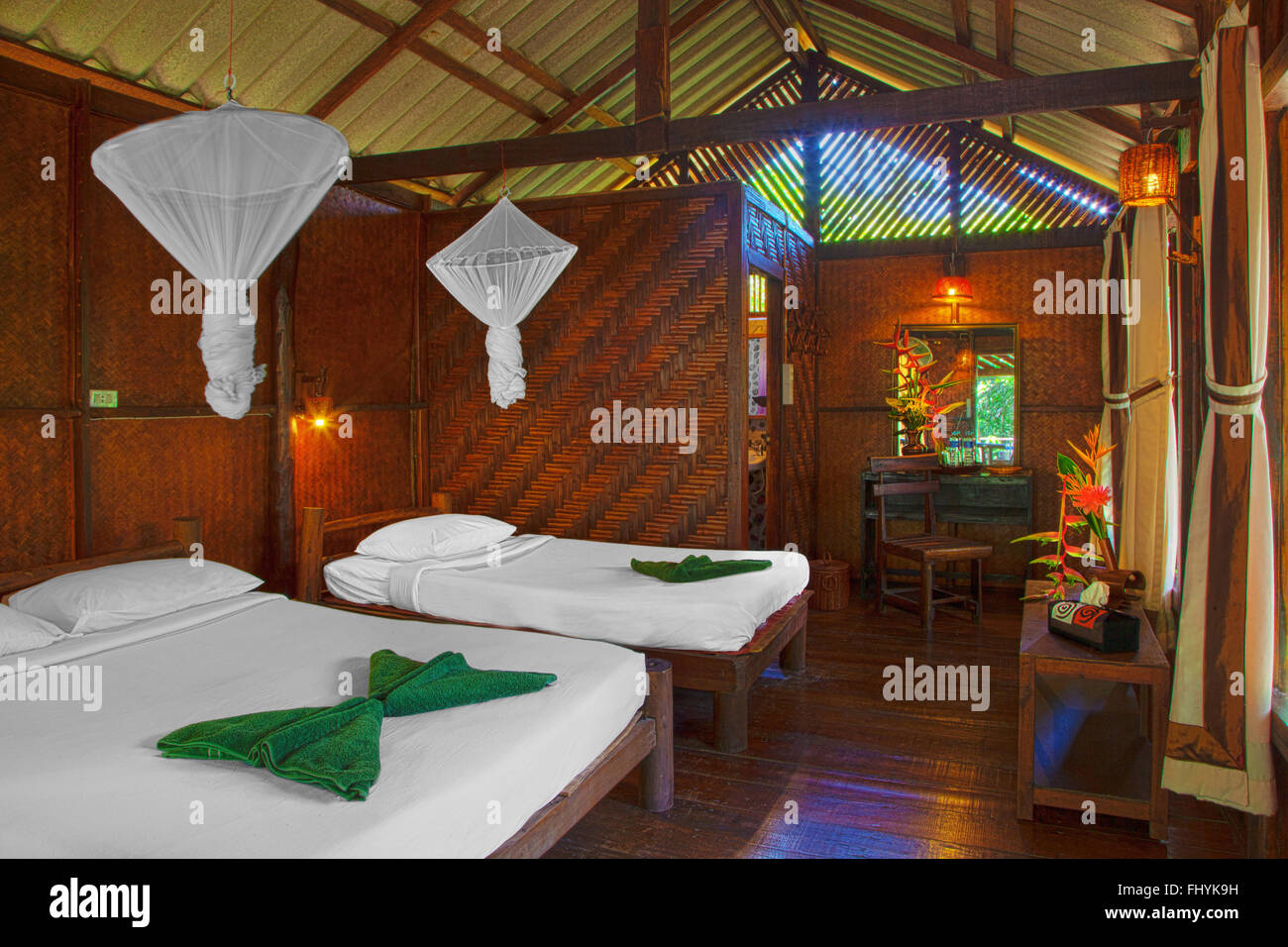 Die komfortablen Zimmer im RIVERSIDE COTTAGES in KHO SOK, ein perfekter Ort zu bleiben, um Kho Sok Nationalpark - THAILAND besuchen Stockfoto