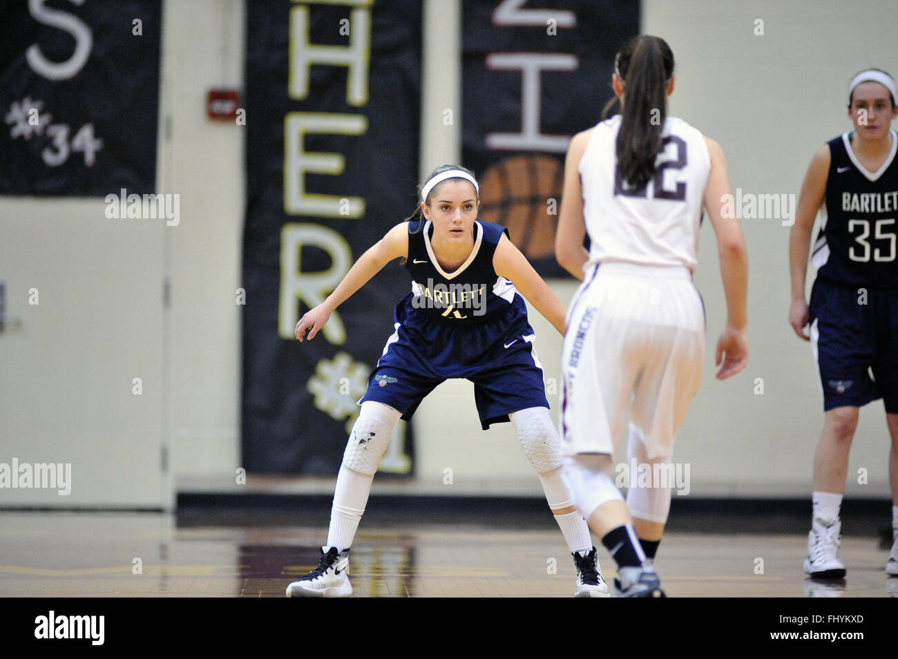 Während spielen Verteidigung ein Spieler nimmt auf einem gegnerischen Point Guard, der versucht, sich zu einem erfolgreichen zählenden Antrieb eingestellt. USA. Stockfoto