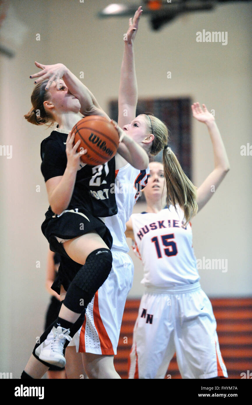 Beim Versuch, die Punktzahl, die ein Spieler ist klar gefoult, als sie einen Schlag ins Gesicht nimmt während einer High School Basketball Spiel. USA. Stockfoto