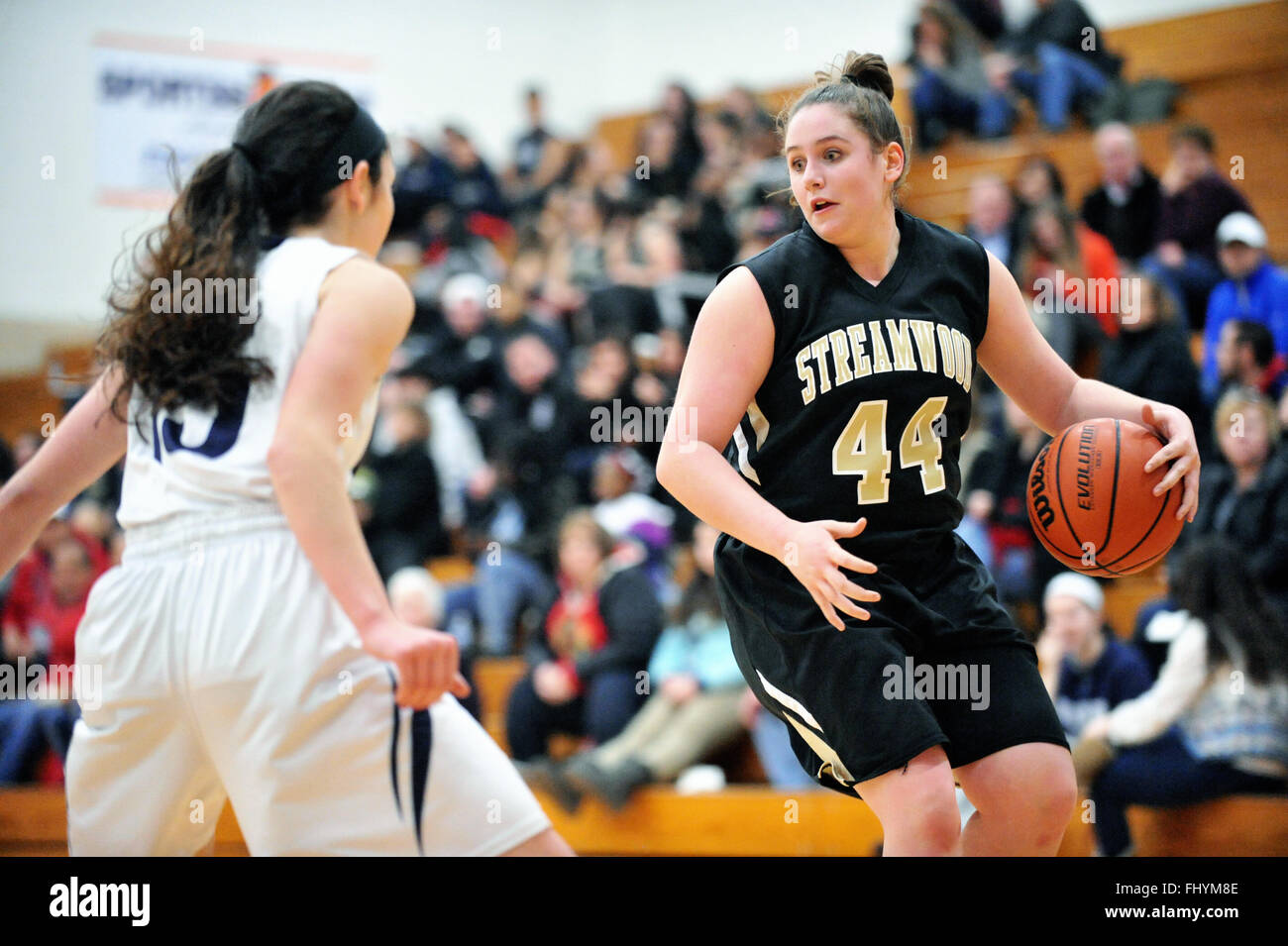 Spieler ziehen mit einem Dribbling in eine offensive Ecke nach einem defensiven Hindernis. USA. Stockfoto