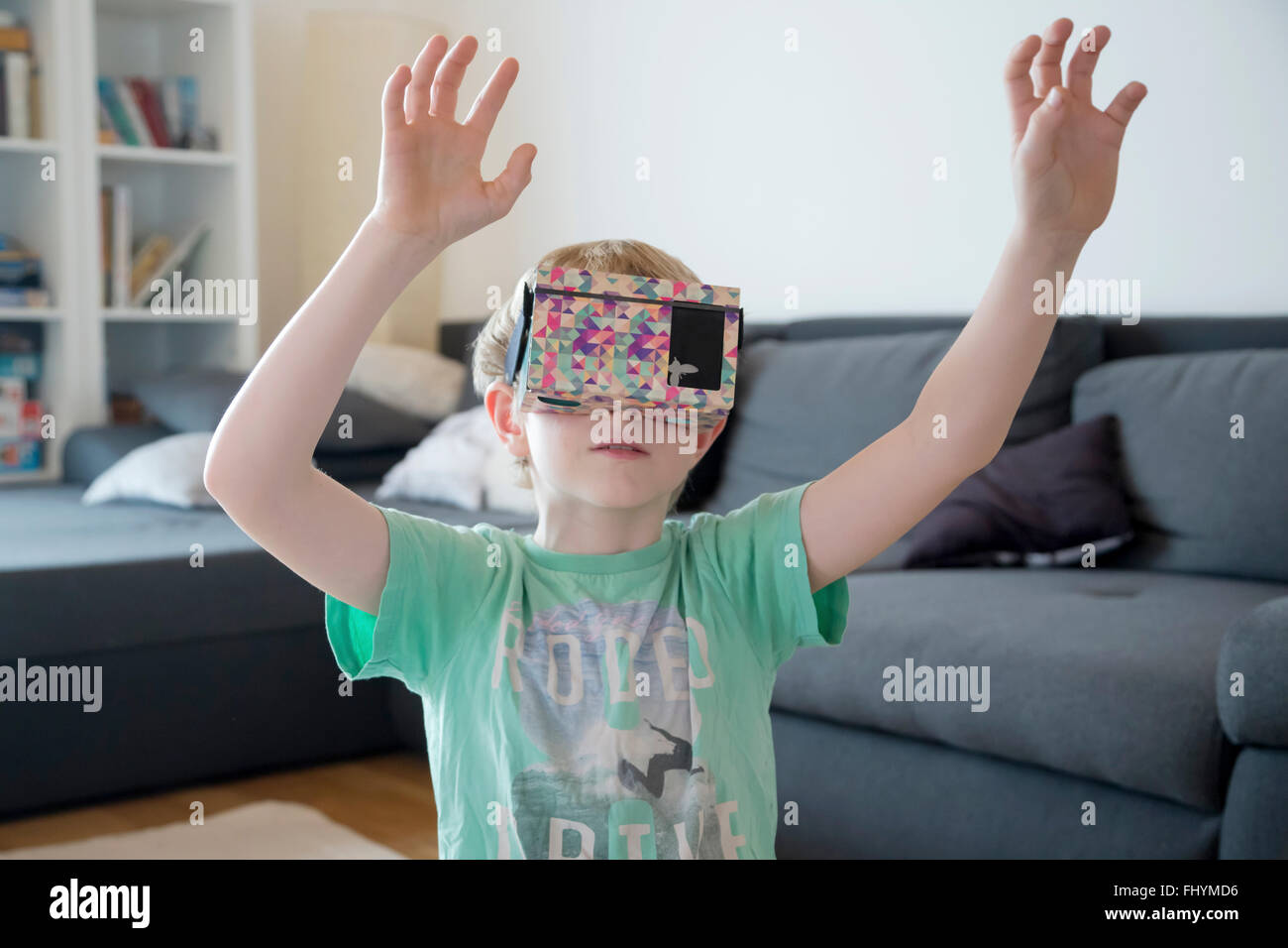 Tastenden junge mit Virtual-Reality-Brille Stockfoto