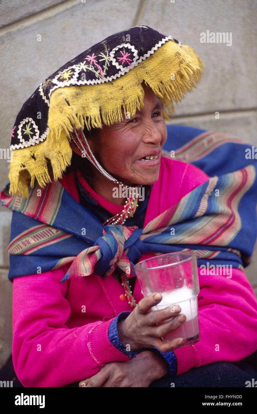QUECHUA-Frau trinkt das lokale Bier in einer ländlichen Kleinstadt in der Nähe von unserem Ziel der AUZANGATE - PERU Stockfoto