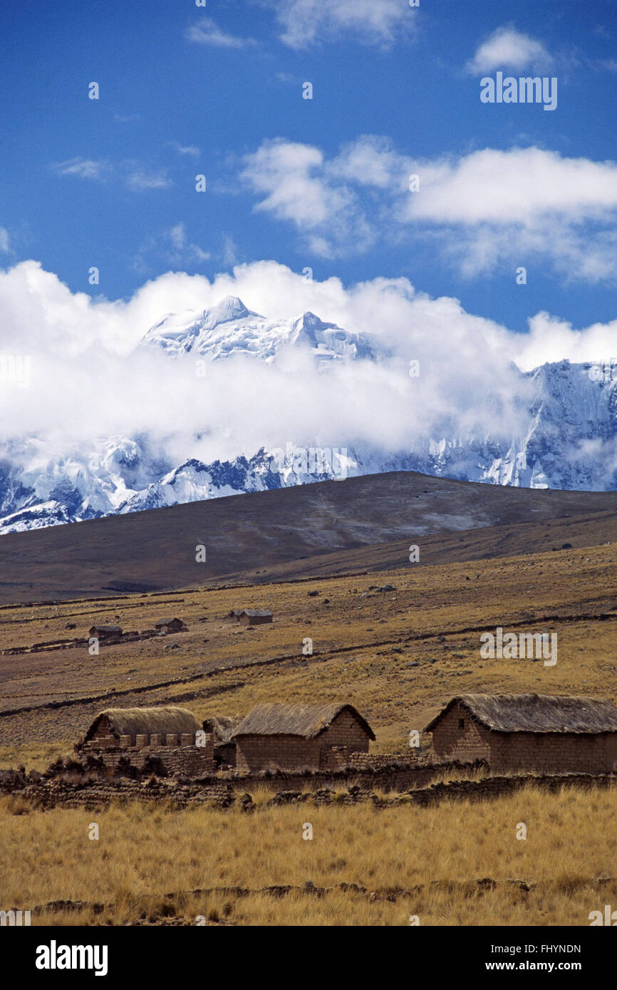 Adobe Bauernhäuser auf dem hohen ALTIPLANO auf Nevado Auzangate Curcuit - peruanischen Anden Stockfoto