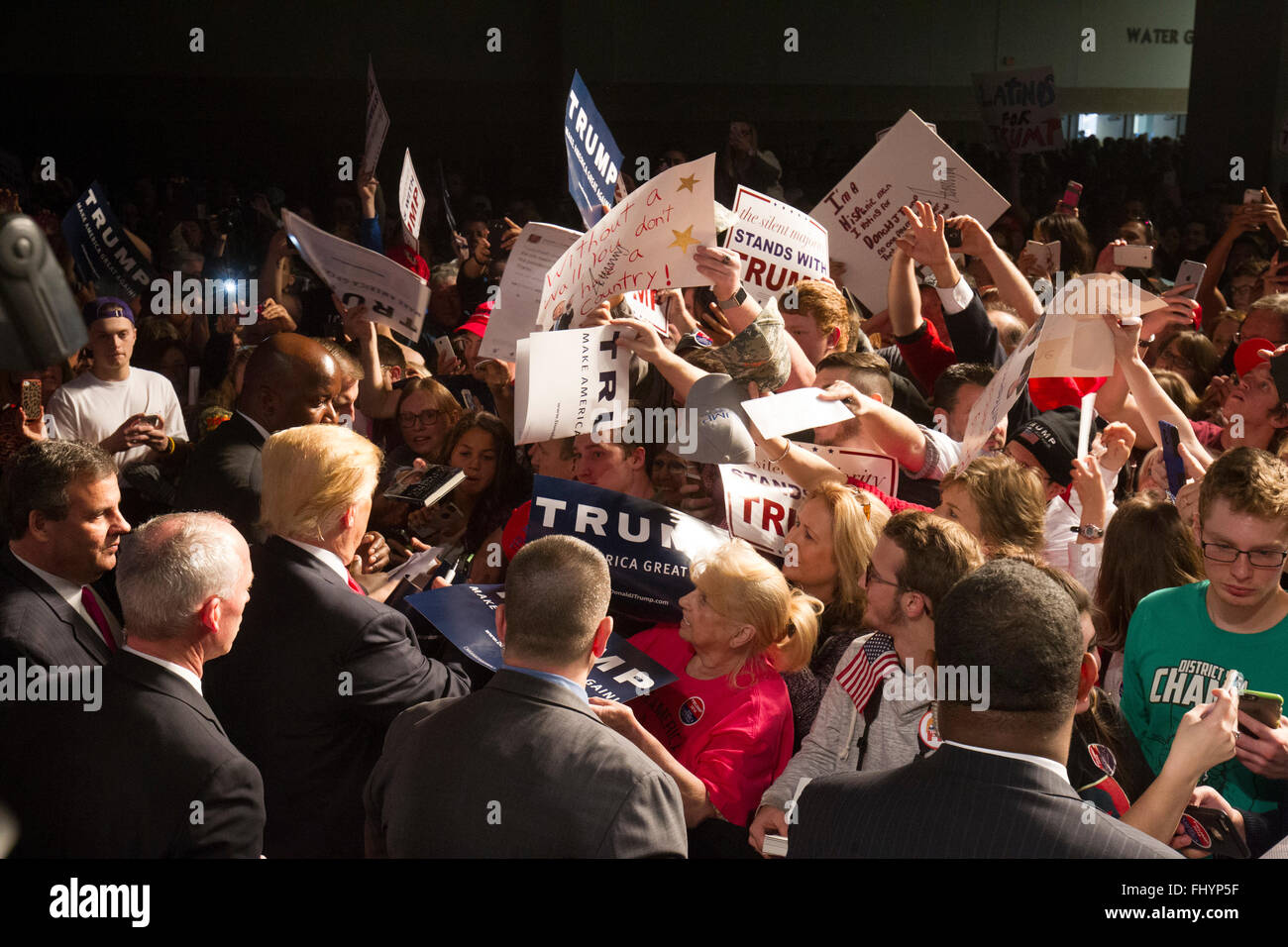 Republikanische Präsidentschaftskandidat Donald Trump grüßt Fans während einer Kundgebung der Kampagne im Fort Worth Convention Center. Stockfoto