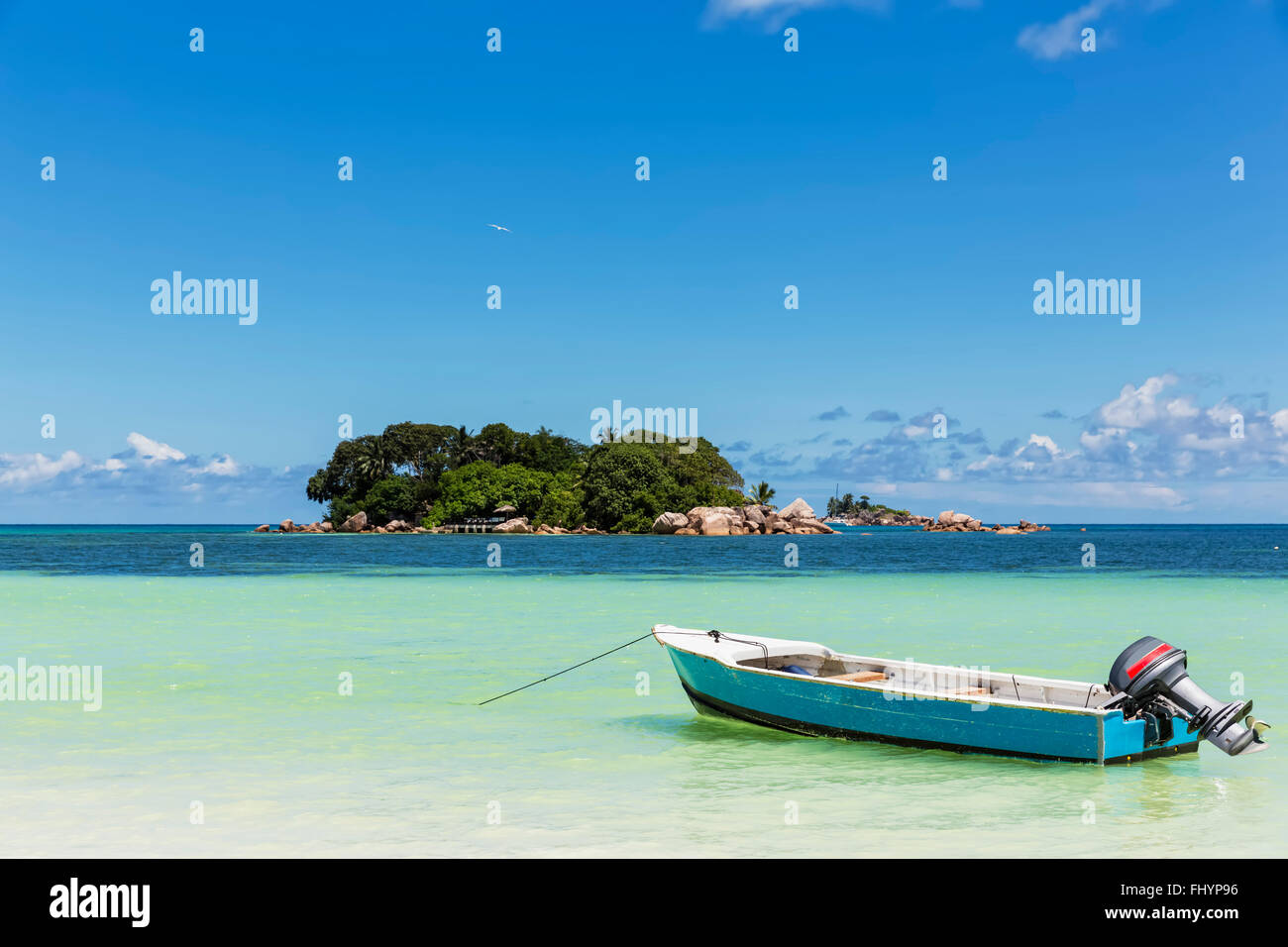 Seychellen, Praslin, Anse Volbert, Motorboot, Chauve Souris Island und Saint-Pierre Stockfoto