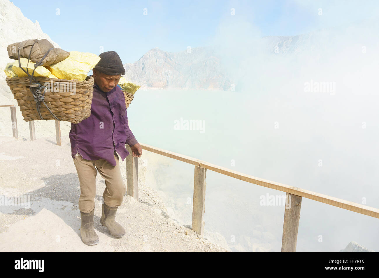 Kawah Ijen Ost-Java - 16. Oktober 2015: Unidentified Sulphur Miner mit Schwefel aus Kawah Ijen am 16. Okt 2015.Sulfer Bergmann Stockfoto