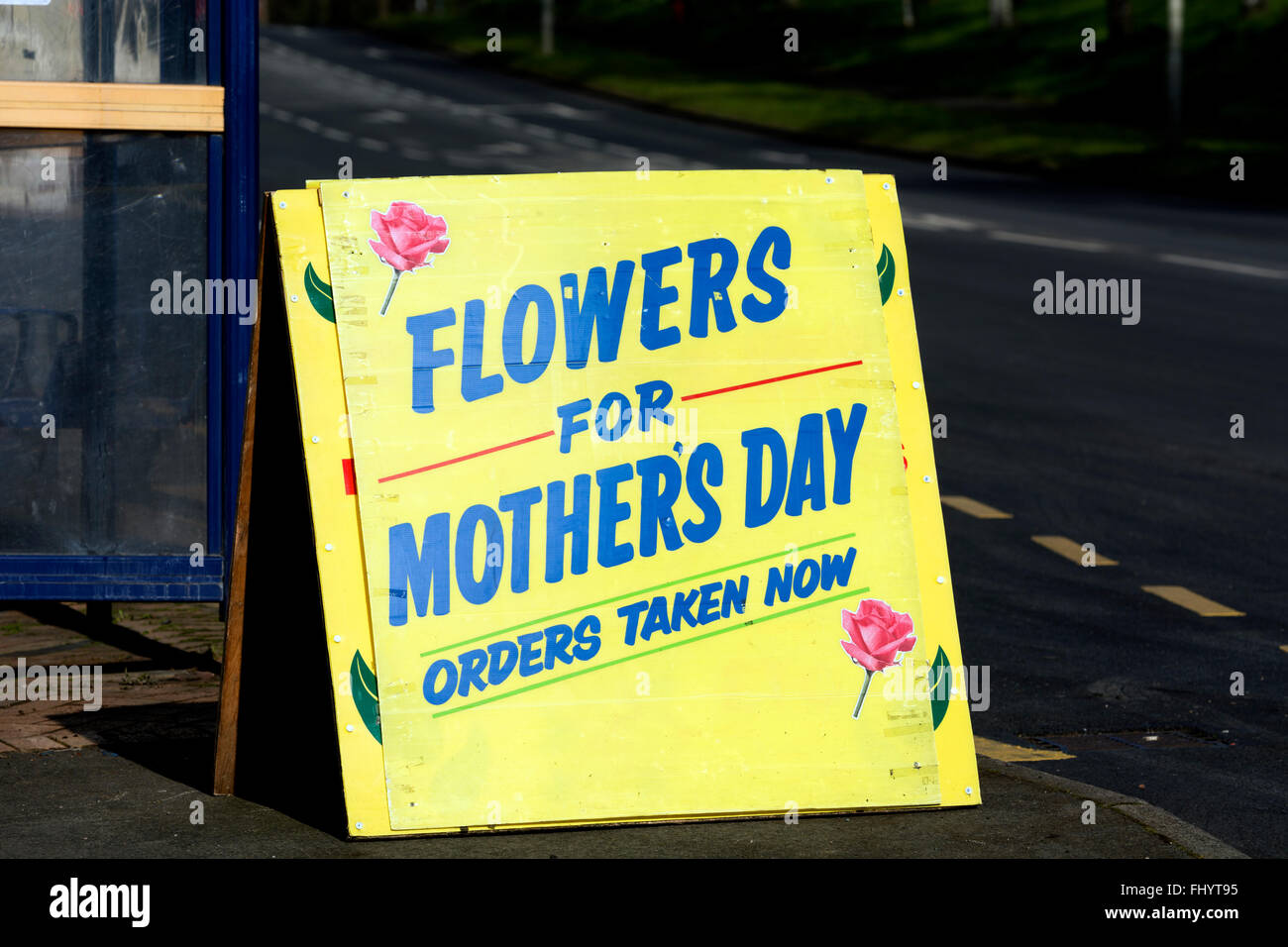 Blumen zum Muttertag zu unterzeichnen, außerhalb ein Blumengeschäft Stockfoto