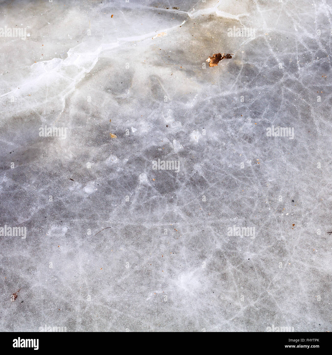 natürlichen Hintergrund - gefrorene Pfütze im kalten Wintertag Stockfoto