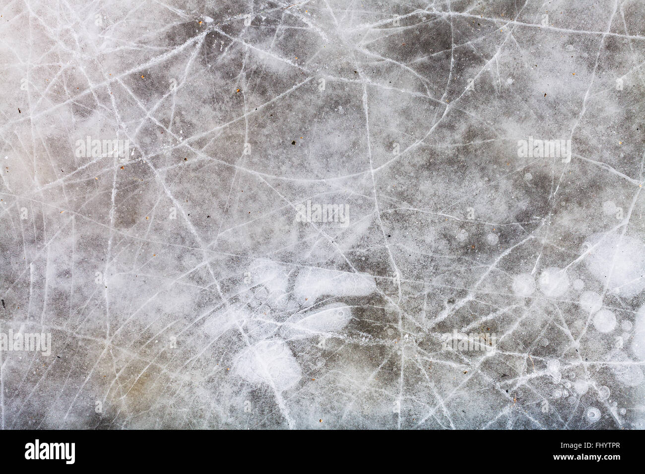 natürlichen Hintergrund - gestoßenem Eis auf gefrorenen Pfütze in kalten Wintertag Stockfoto