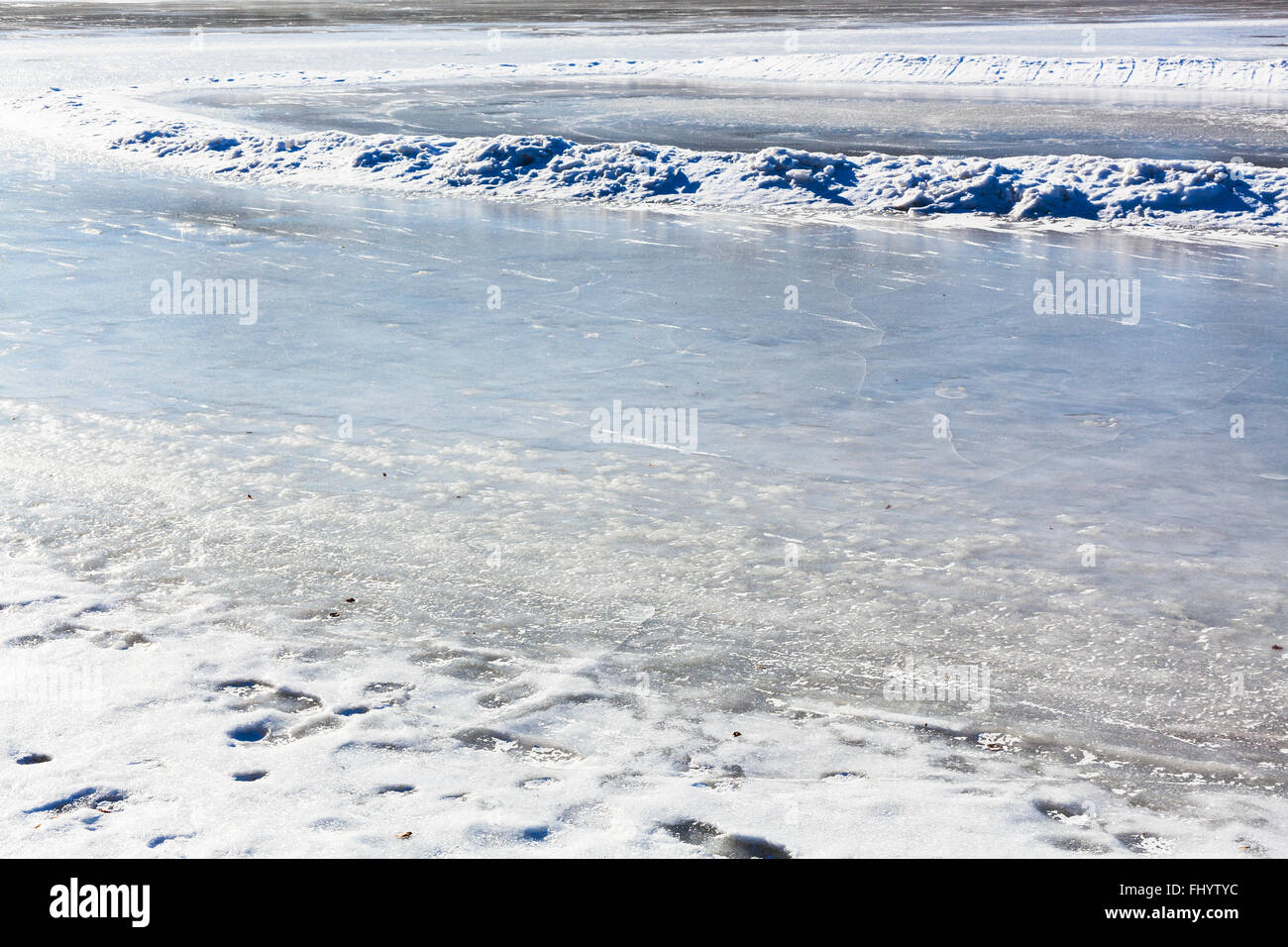 zugefrorenen Fluss in sonnigen, kalten Wintertag Stockfoto