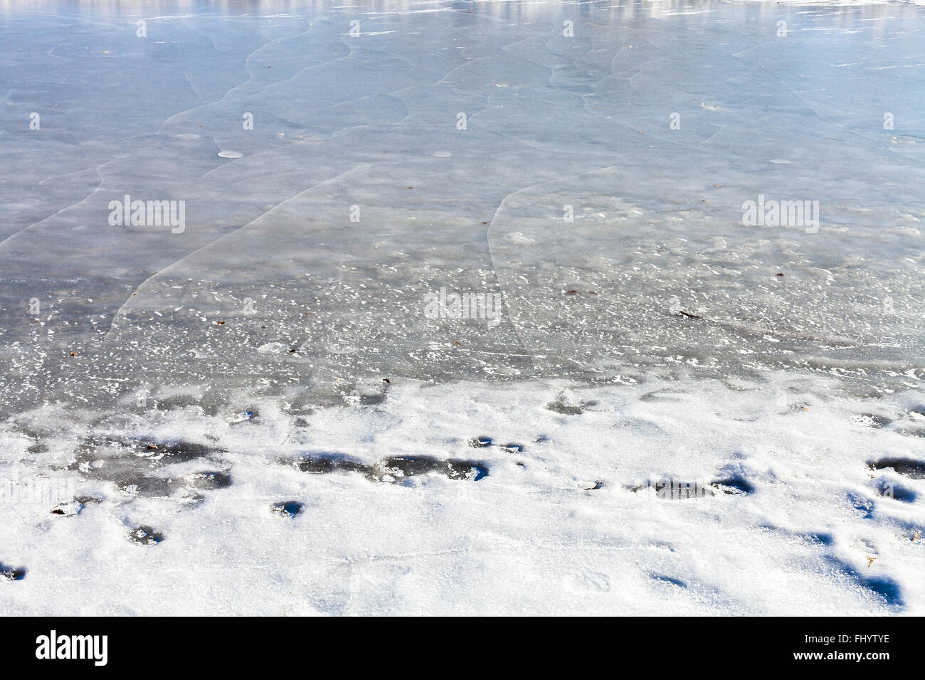 gefrorene Flussufer in sonnigen, kalten Wintertag Stockfoto