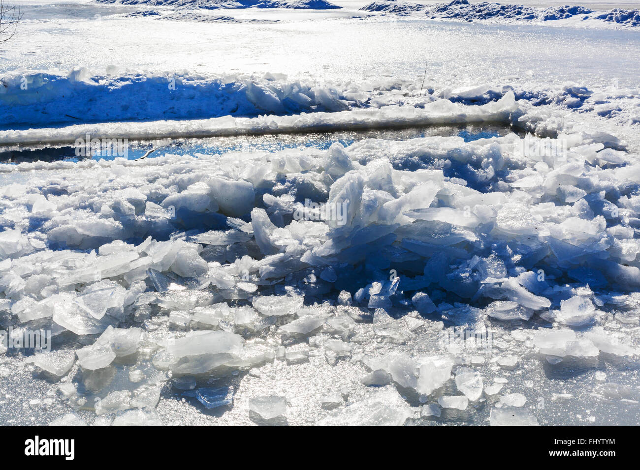 Gebrochenes Eis in der Nähe von Loch in zugefrorenen See im winter Stockfoto