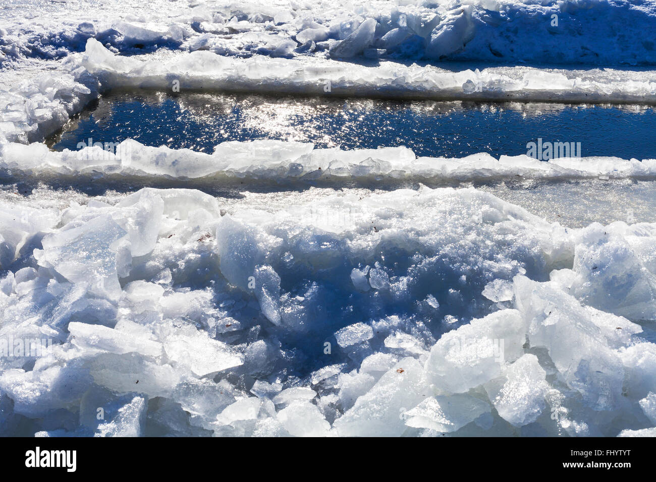 gebrochenes Eisblöcke und Eisloch im gefrorenen Fluss im winter Stockfoto