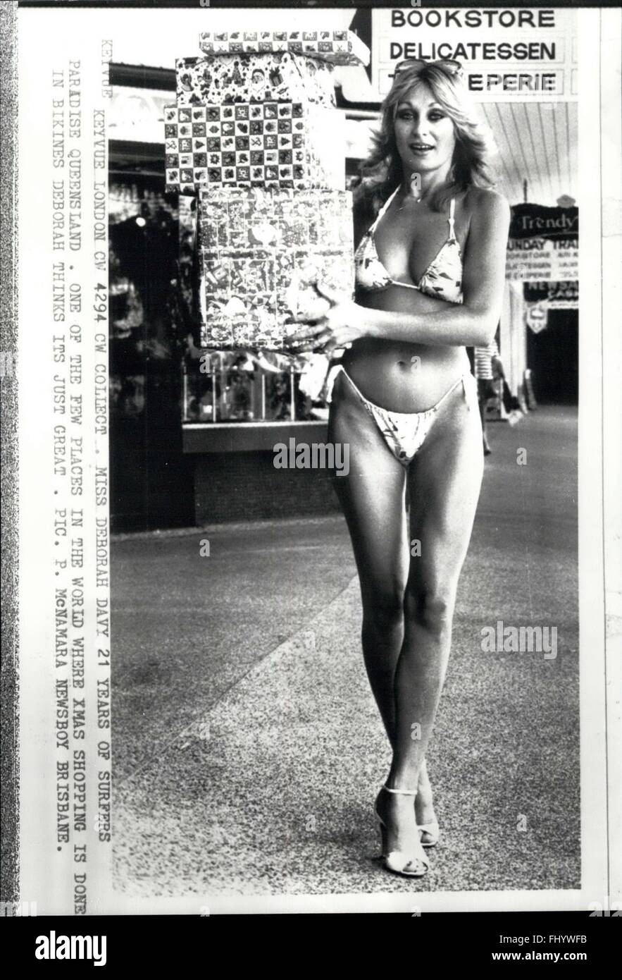 1971 - Miss Deborah Davy 21 Jahre Surfers Paradise Queensland. Einer der wenigen Orte auf der Welt wo Xmas shopping in Bikines Deborah erfolgt denkt seine einfach toll. Bild s. Mcnamara Zeitungsjunge Brisbane. © Keystone Bilder USA/ZUMAPRESS.com/Alamy Live-Nachrichten Stockfoto