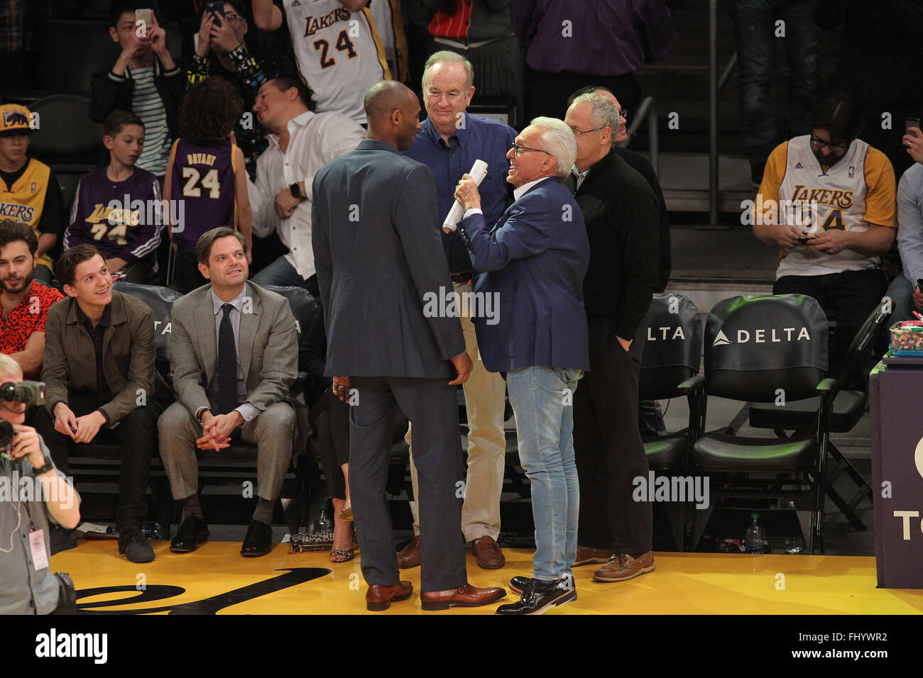 Promis bei der Los Angeles Lakers-Spiel. Die Dallas Mavericks unterlag die Los Angeles Lakers dem Endstand von 92-90 im Staples Center in der Innenstadt von Los Angeles.  Mitwirkende: Bill O' Reilly, Kobe Bryant Where: Los Angeles, California, Vereinigte Staaten von Amerika bei: 26. Januar 2016 Stockfoto