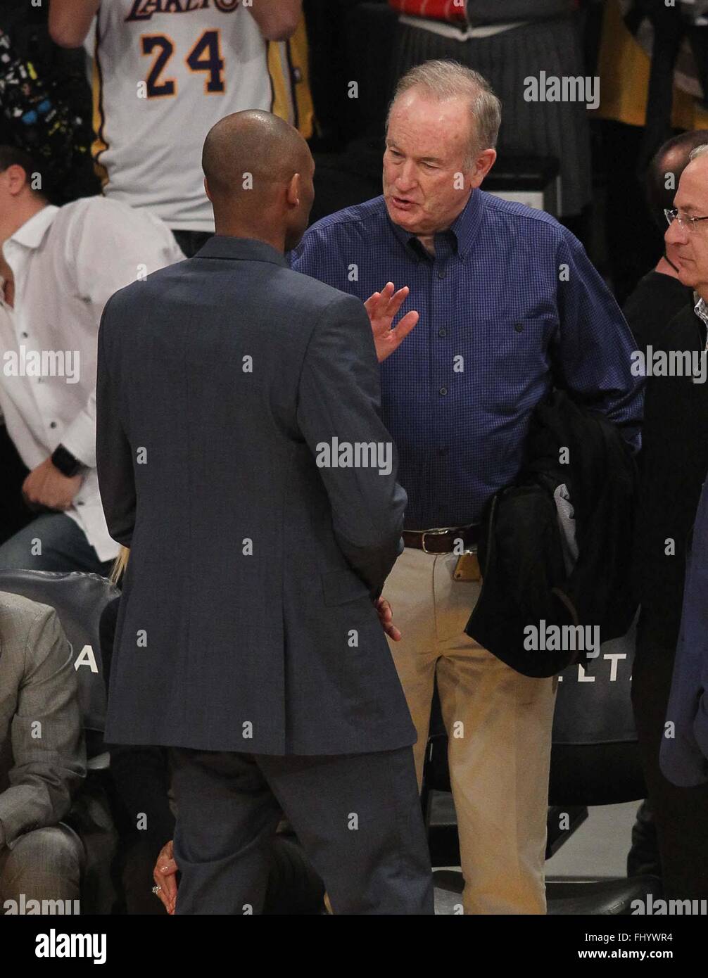 Promis bei der Los Angeles Lakers-Spiel. Die Dallas Mavericks unterlag die Los Angeles Lakers dem Endstand von 92-90 im Staples Center in der Innenstadt von Los Angeles.  Mitwirkende: Bill O' Reilly, Kobe Bryant Where: Los Angeles, California, Vereinigte Staaten von Amerika bei: 26. Januar 2016 Stockfoto