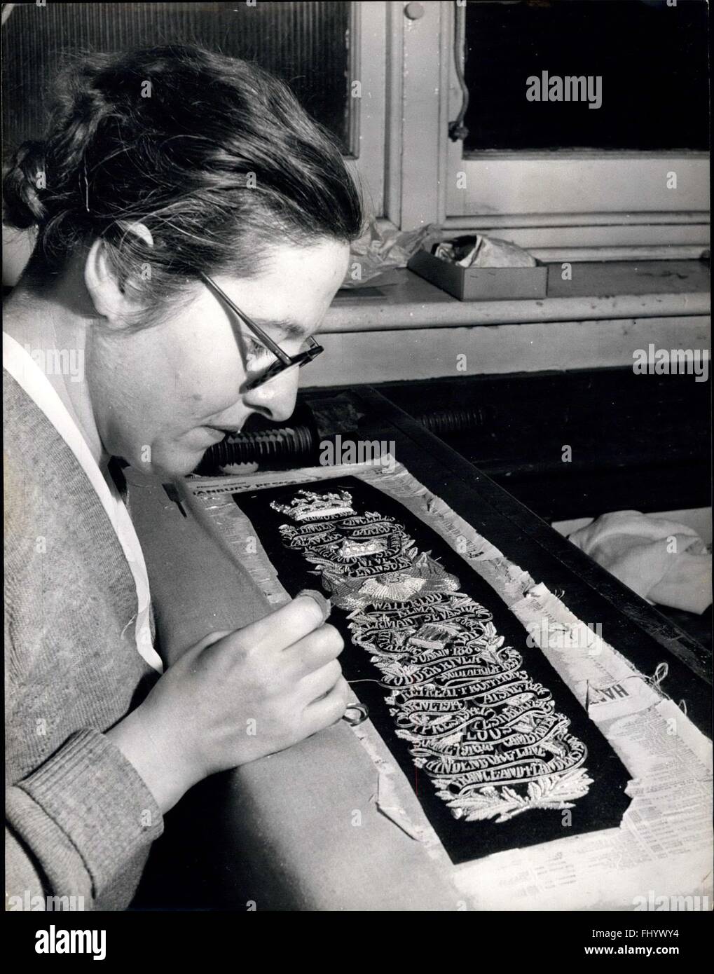 1956 – Vorbereitungen für den Prunk der Krönung: Experten Stickerinnen und Näherinnen von Kochfeld On and Sons aus Lexington, Golden Square, London, sind jetzt damit beschäftigt, ihre Befehle rechtzeitig für die Krönungszeremonien zu erhalten. Zu den Artikeln, an denen sie arbeiten, gehören Pfeifenbanner und Trompetenbanner, die Krone und die königlichen Chiffren, die auf den Tuniken der Haushaltskavallerie und der YEn Warders of the Tower of London getragen werden, Drum Major's ''(unleserlich)'' für die Garde, Epauletten in Goldschnur und verschiedene Regimentsstandards. Alle diese müssen von Hand in Seide und Gold gestickt werden Stockfoto