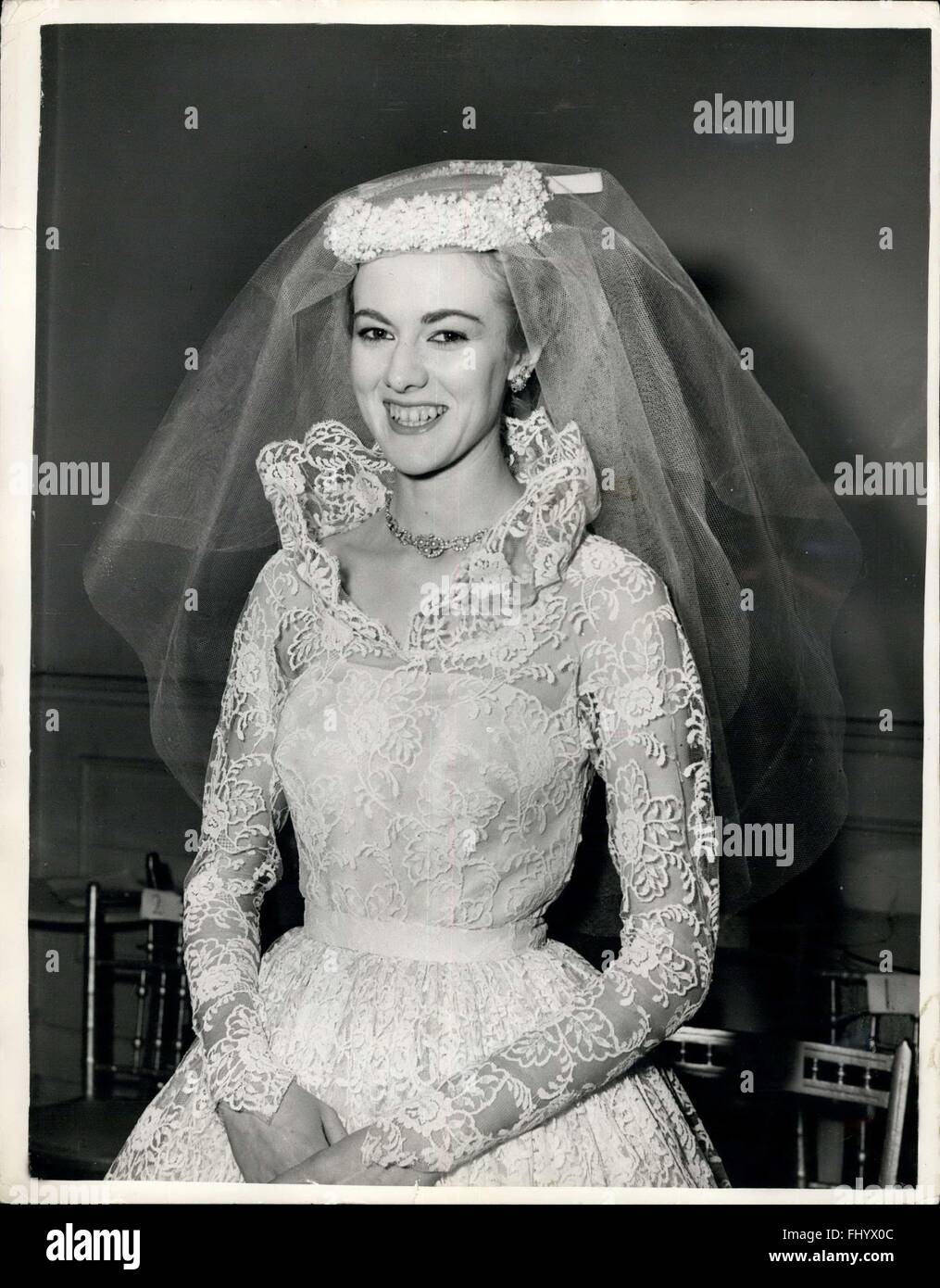 1956: sie zeigen ihr eigenes Brautkleid Mode Anzeige. Verschiebt Ehen für  Show: London Modell - zwanzig Jahre alten Sheila Morgan hat Hochzeit Ende  Januar Geschäftsmann Paul Symonds auf ein Datum im März