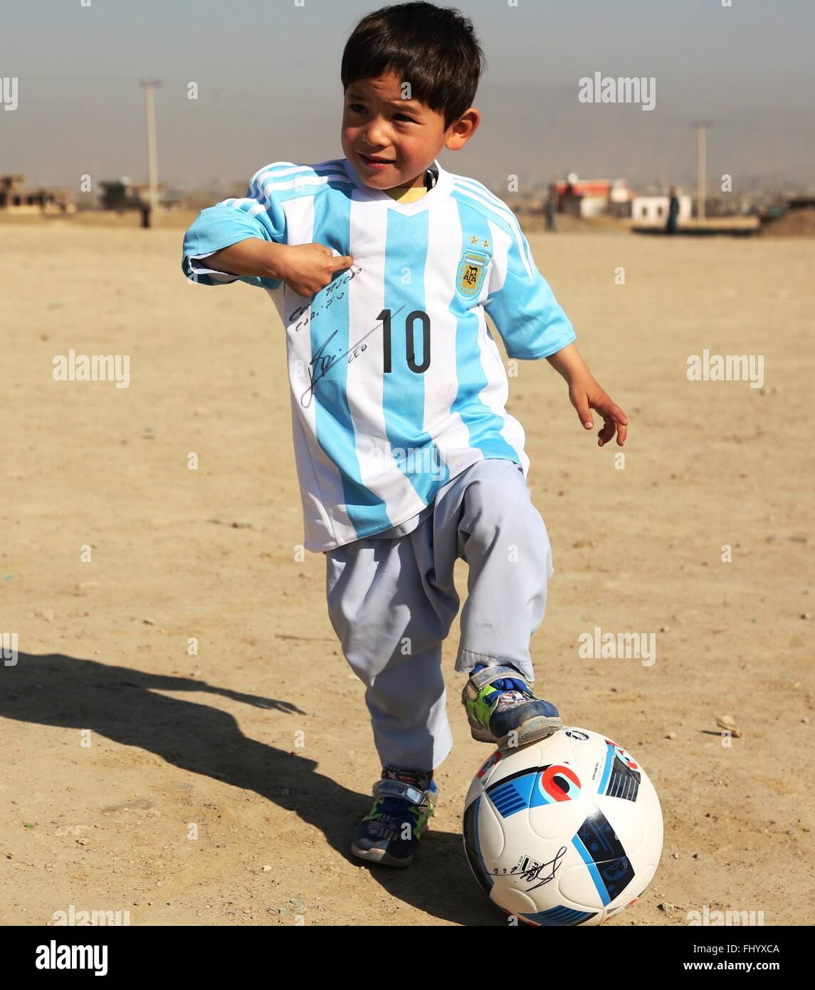 Kabul, Afghanistan. 26. Februar 2016. Afghanischer Junge Murtaza Ahmadi  posiert für Fotos mit einem neuen Trikot von Argentinien Fußball-Star  Lionel Messi in Kabul, Hauptstadt von Afghanistan, 26. Februar 2016  unterzeichnet. Five-Year-Old Murtaza