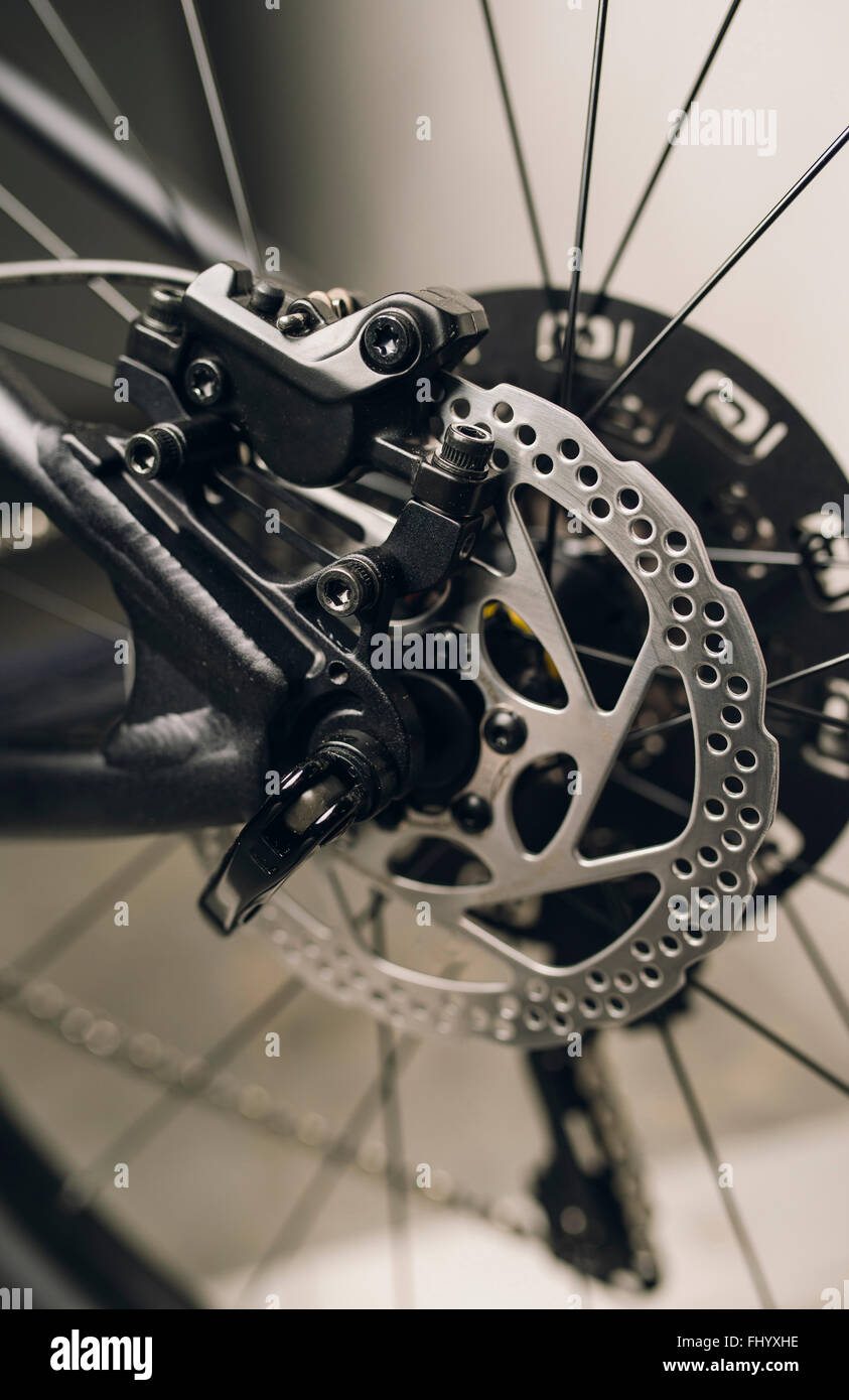 Detail einer Bremszange und Scheibenbremse eines Mountainbikes Stockfoto