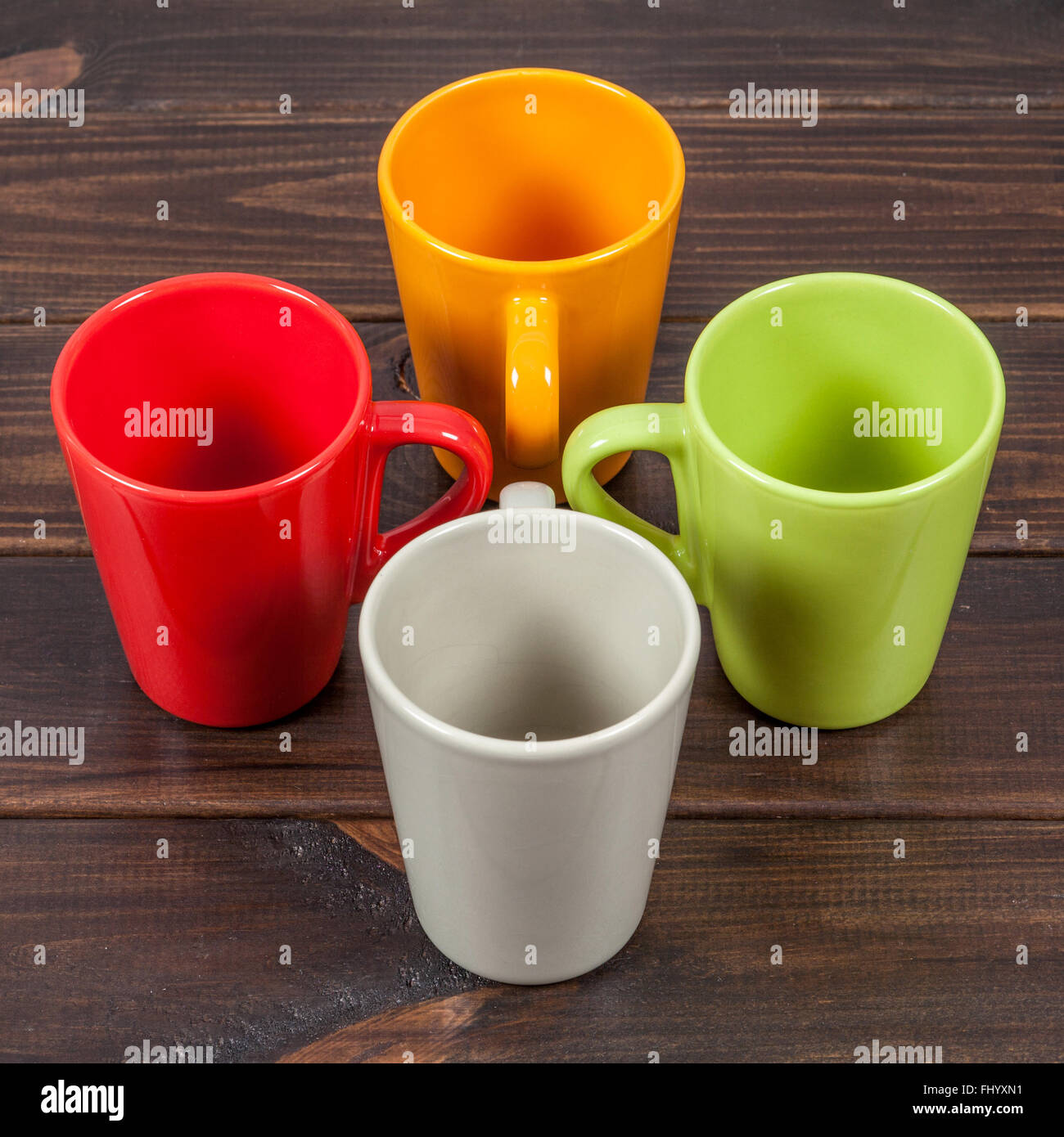 Farbe vier leeren Teetassen in ein Kreuz, Ansicht von oben angeordnet Stockfoto
