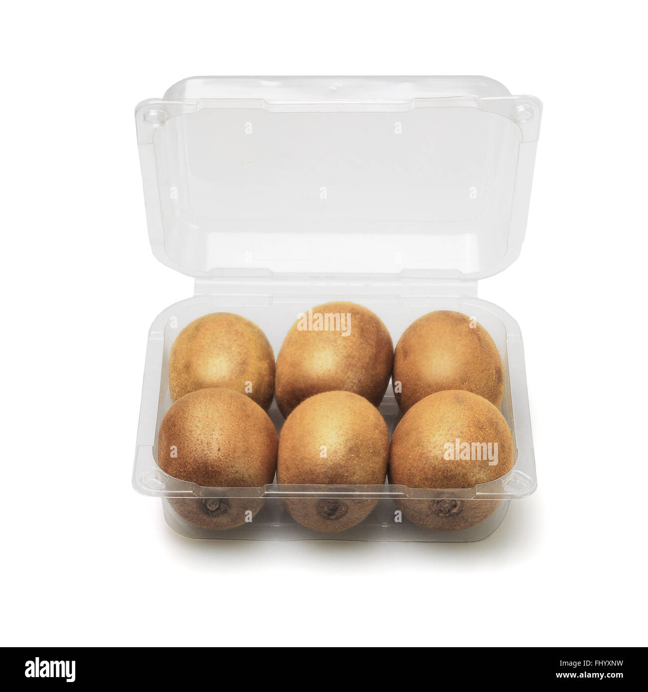 Kiwis in offener Plastikbehälter auf weißem Hintergrund Stockfoto
