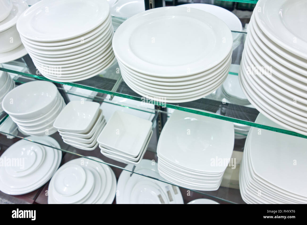 weiße Platten in einem Geschäft Stockfoto