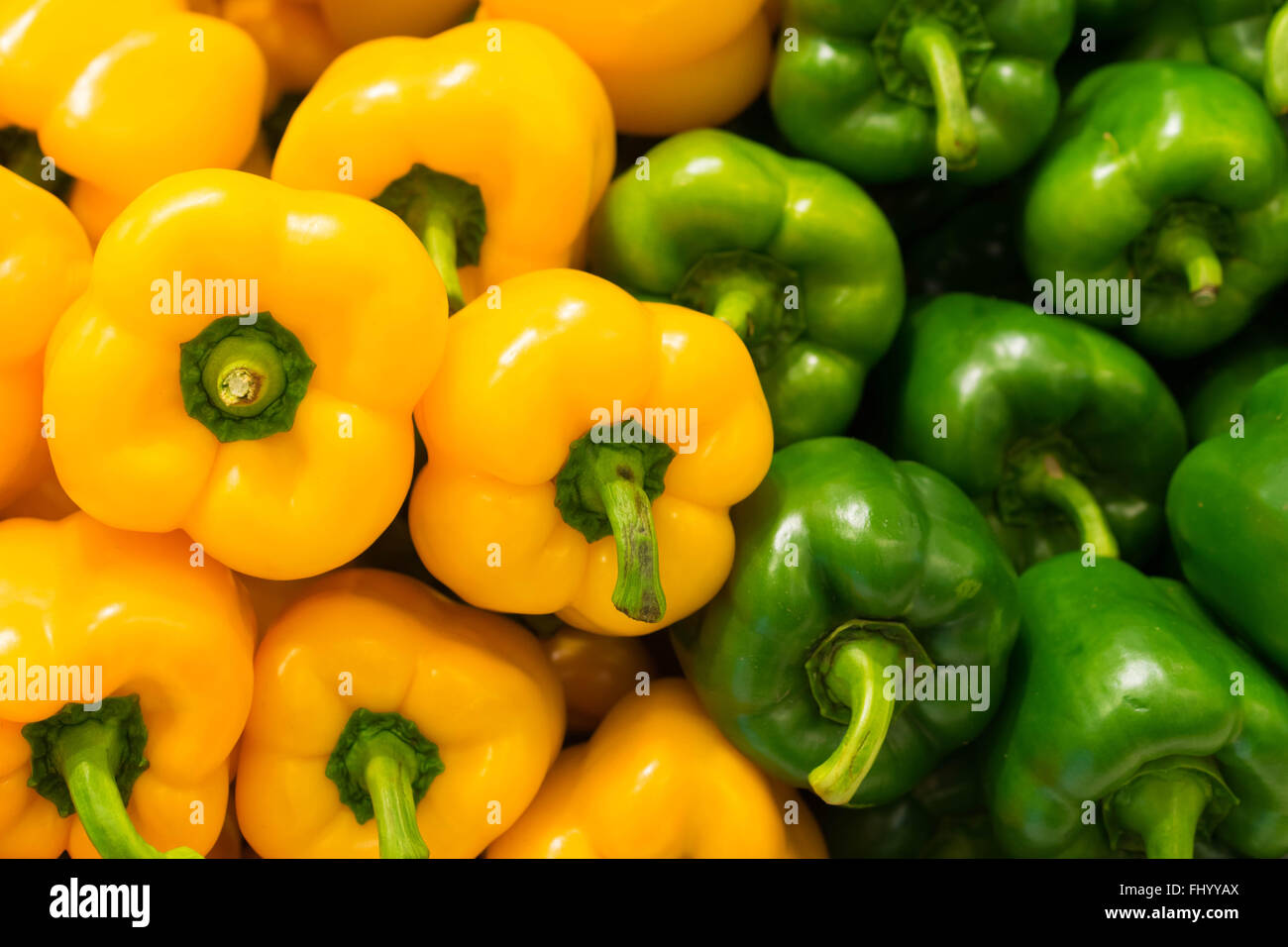 Gelbe und grüne Paprika (Paprika) Hintergrund Stockfoto