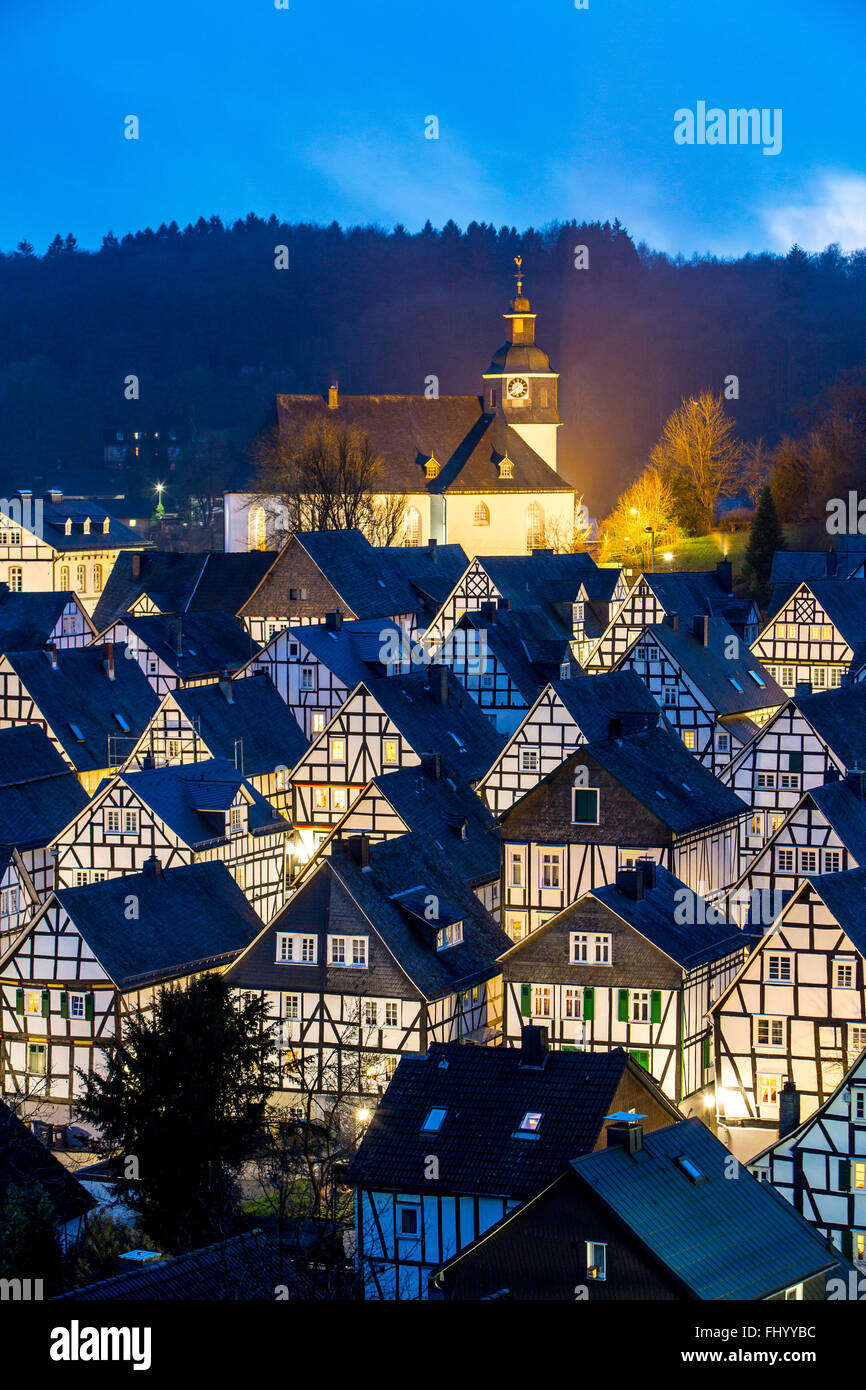 Historische Altstadt, Tudor-Stil Häuser in Freudenberg, Deutschland, Panoramablick über die Innenstadt, Stockfoto