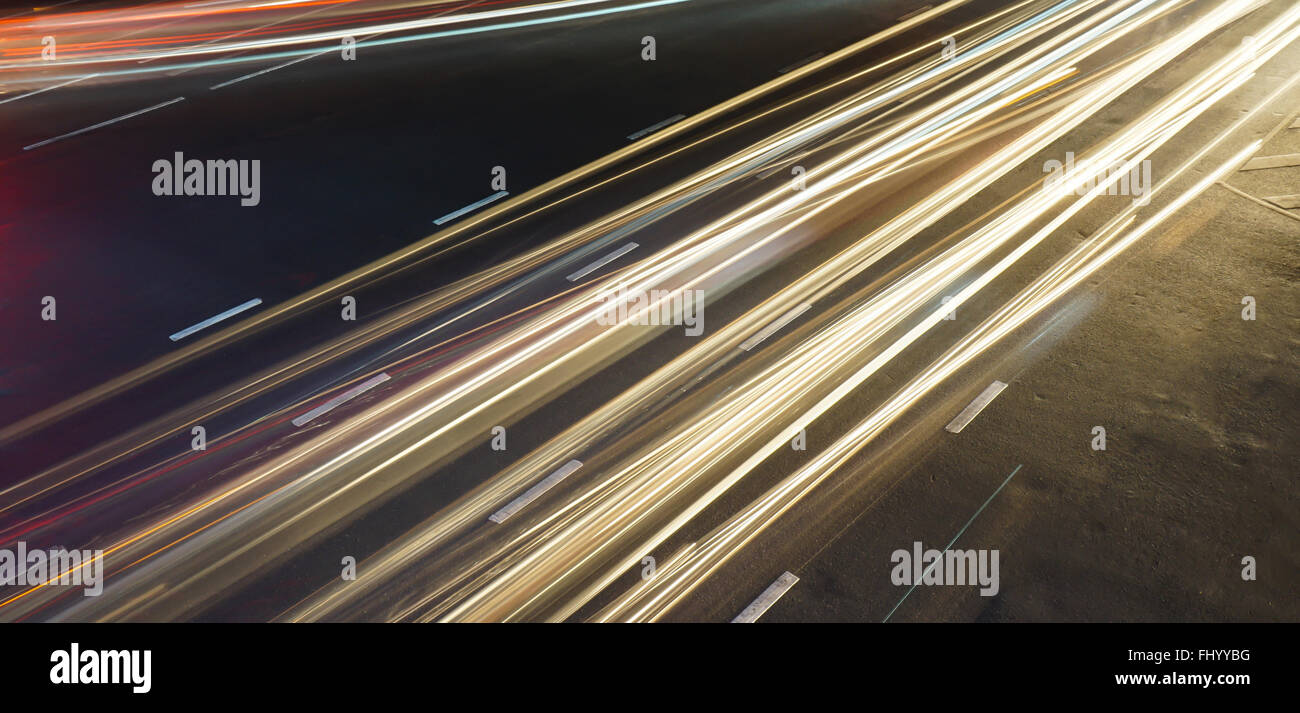 Langzeitbelichtung Lichtspuren auf Kreuzung Stockfoto