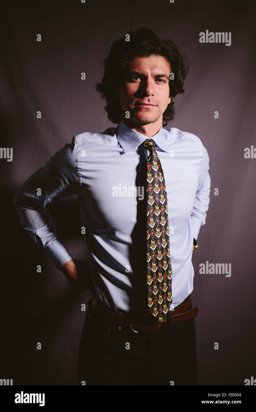 Lässige jungen Mann Geschäftsmann in einem Hemd und mit Krawatte. Stockfoto