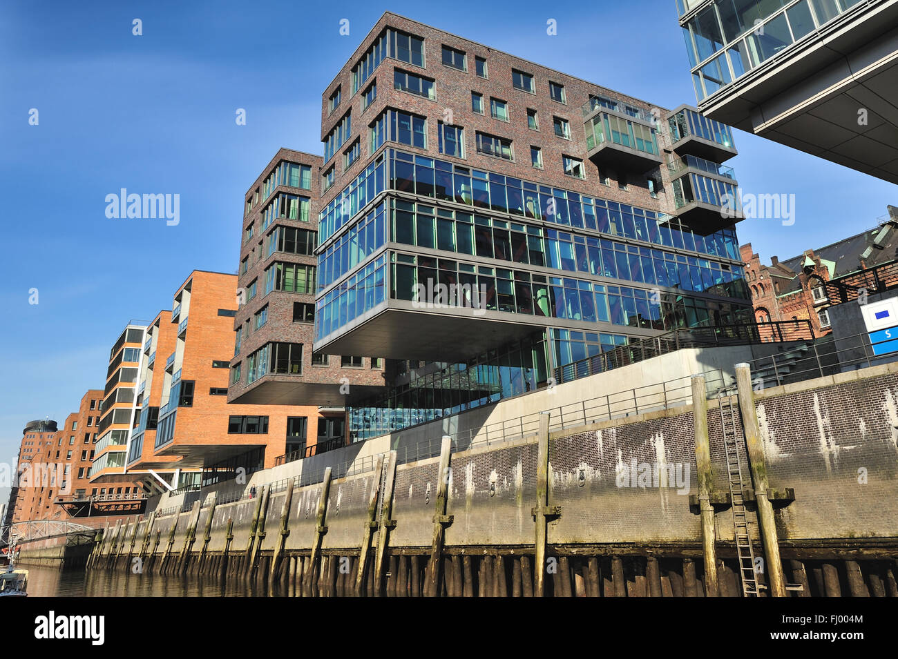 HAMBURG, Deutschland - moderne Architektur im Traditionsschiffhafen im Sandtorhafen auf den Elbinseln Fluss gelegen Stockfoto