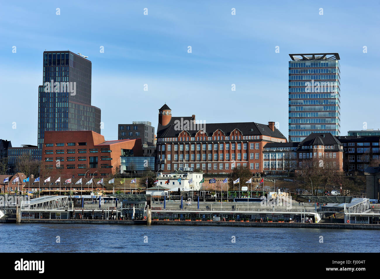 HAMBURG, Deutschland - moderne Architektur an der St. Pauli - Landungsbrucken Bezirk genommen von der gegenüberliegenden Flussufer Stockfoto