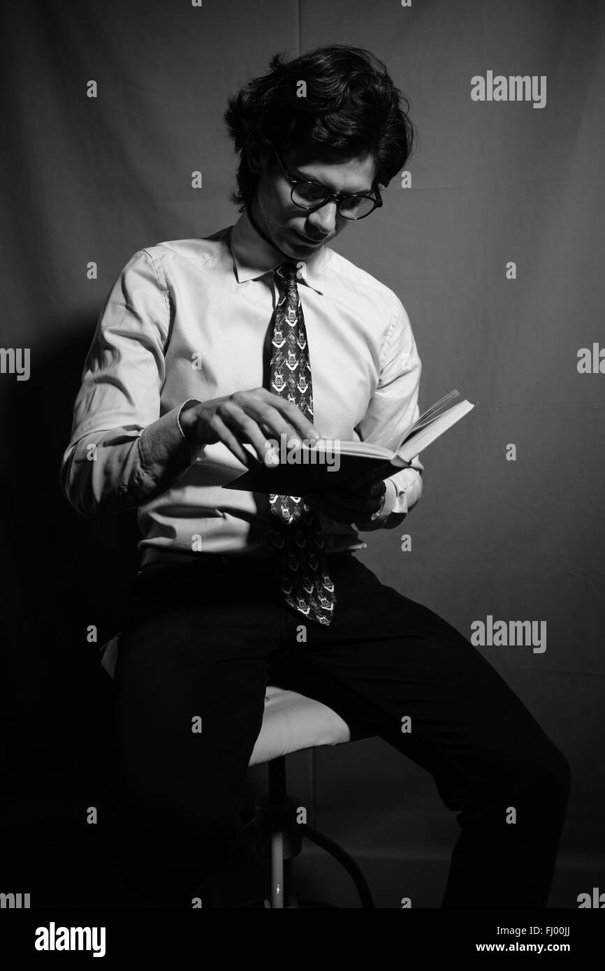 Junger Mann mit Brille ein Buch zu lesen. Stockfoto