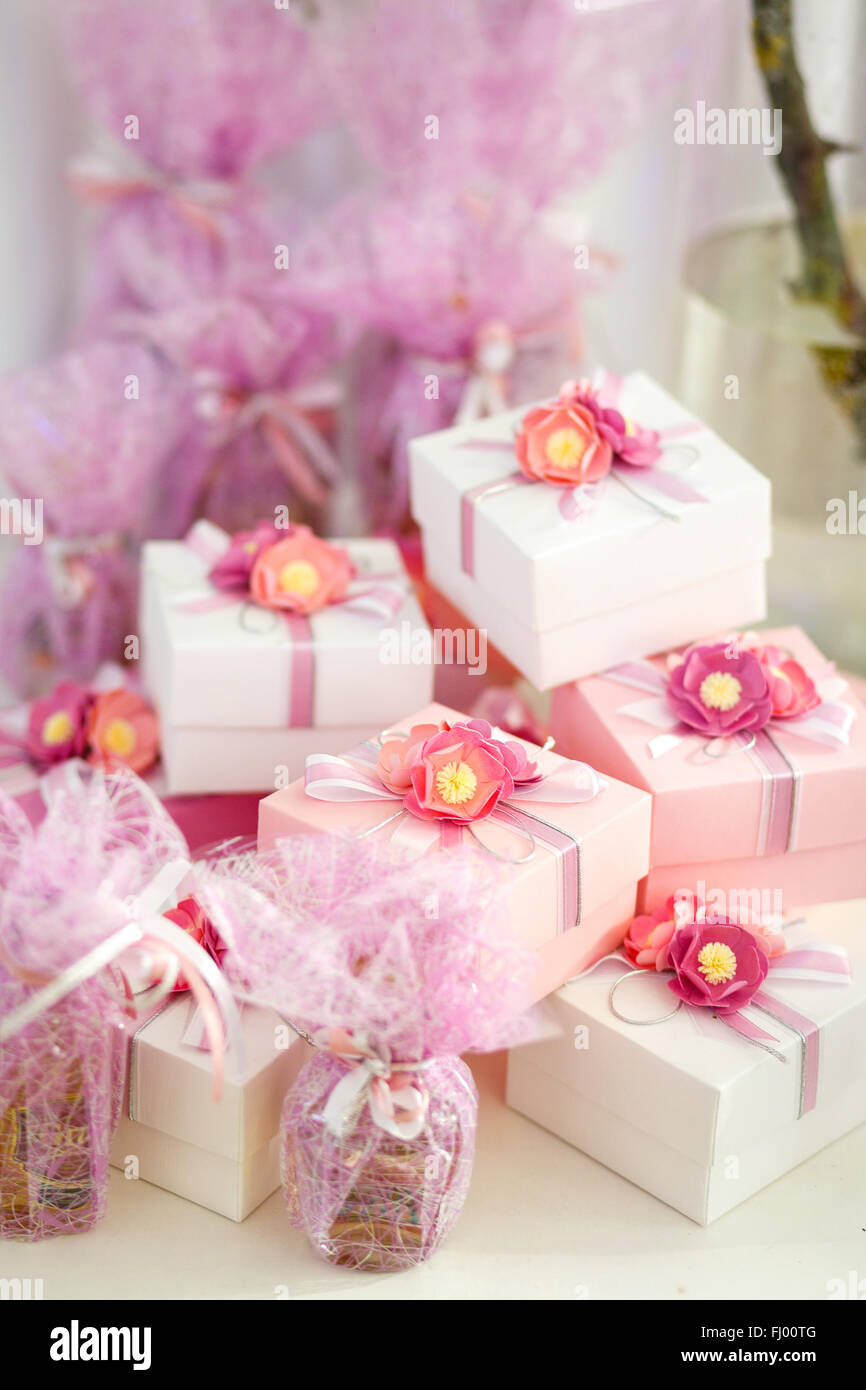 Hochzeit Geschenke-Boxen für Gäste in rosa Farbe mit Band Stockfoto