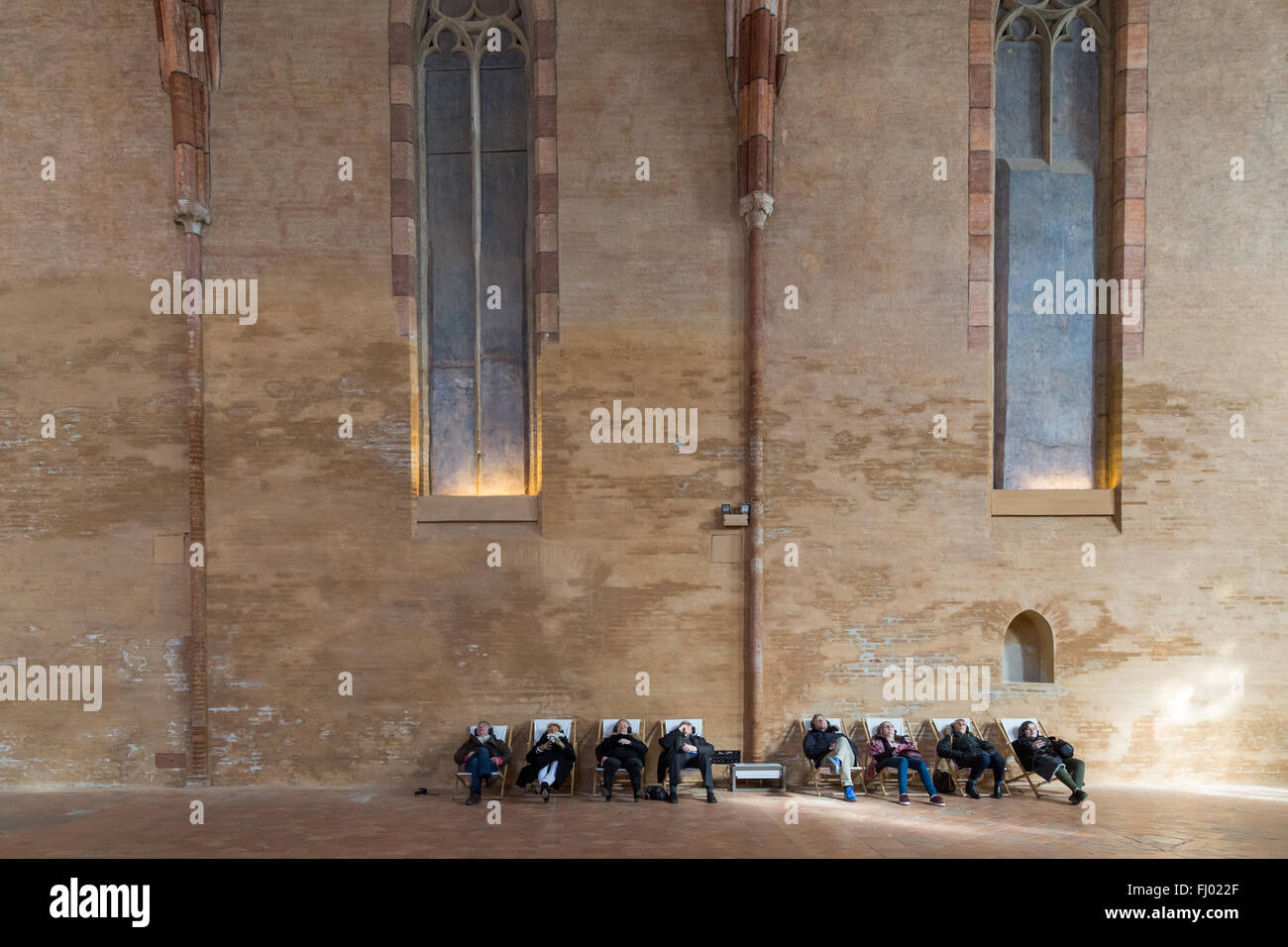 Toulouse, Frankreich - 21. Februar 2016: Menschen sitzen auf Stühlen in der riesigen Halle im Augustiner-Kloster. Stockfoto
