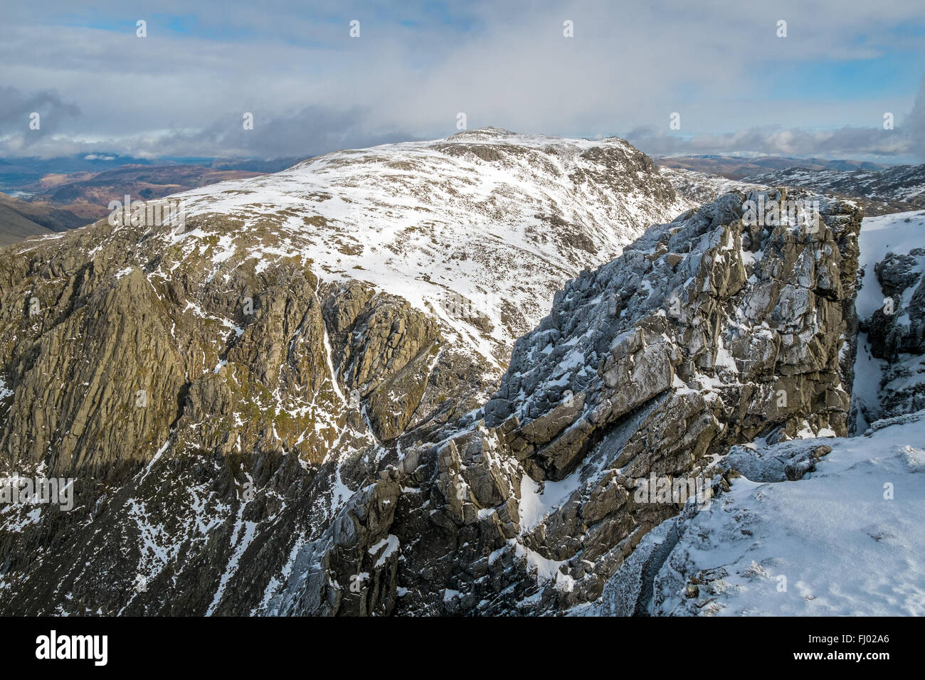 Winter Blick auf Scafell Pike aus Scafell im englischen Lake District Stockfoto