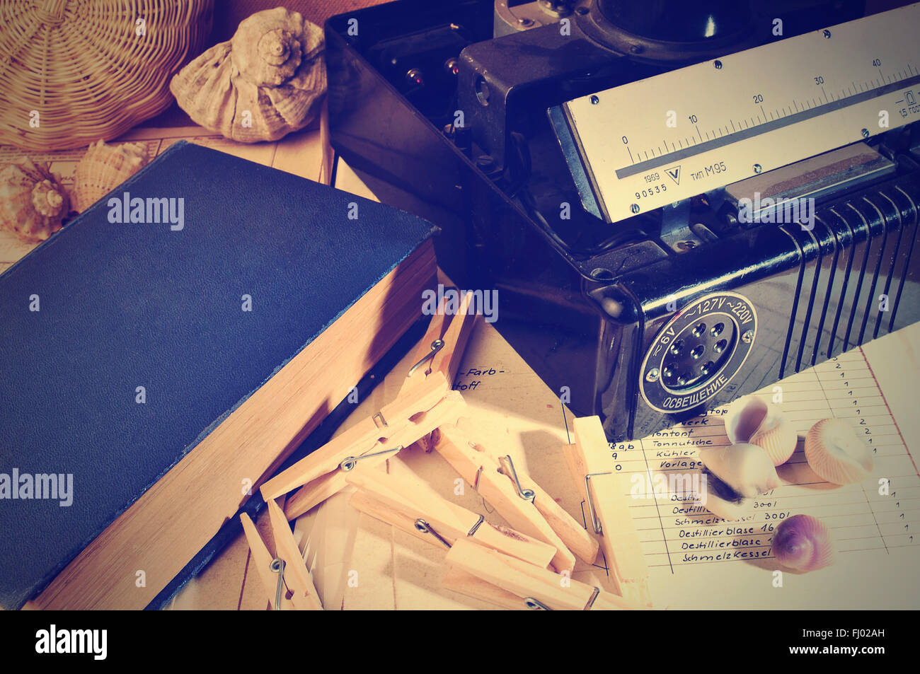 Retro-Gitterstroms mit einem Buch und andere alte Dinge Stockfoto