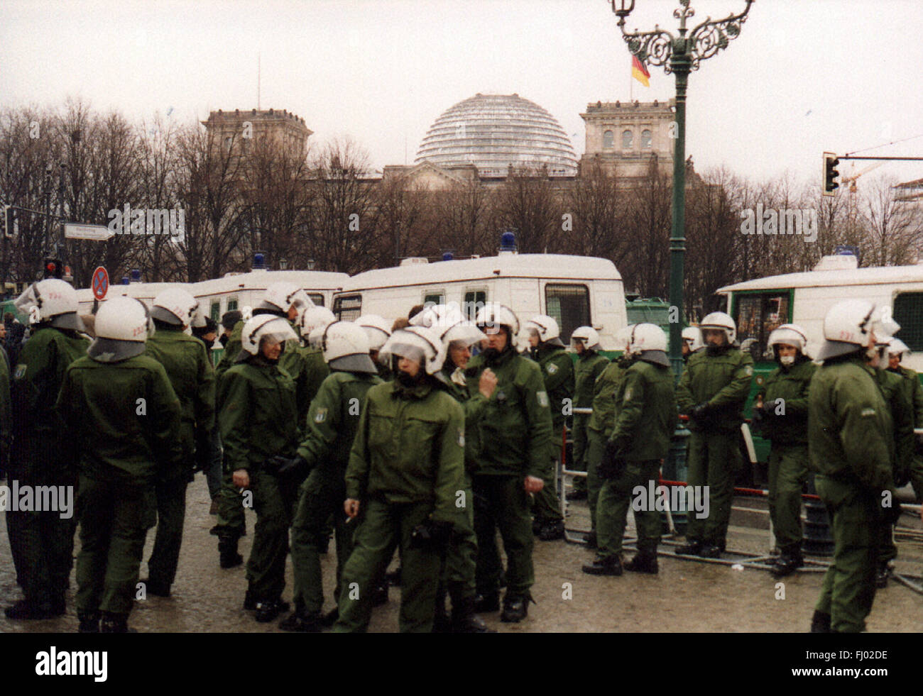 Polizisten, Im Hintergrund sterben Kuppel des Reichstags-Gebaeudes, Demonstration der Rechtsradikalen NPD Vor Dem Brandenburger Tor Stockfoto