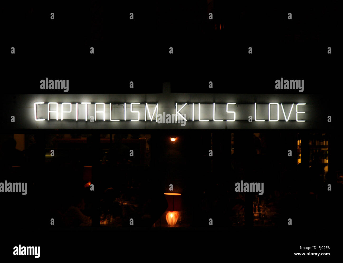 "Kapitalismus tötet Love" - Kunst-Installation von Claire Fontaine Vor Dem Restaurant "Grill Royal", Berlin-Mitte. Stockfoto