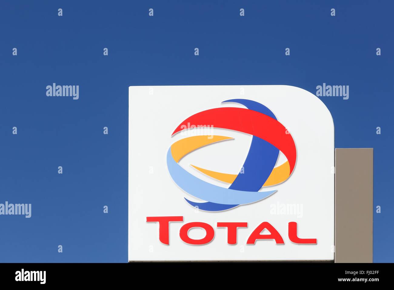 Gesamt-Logo auf einer Tankstelle Stockfoto