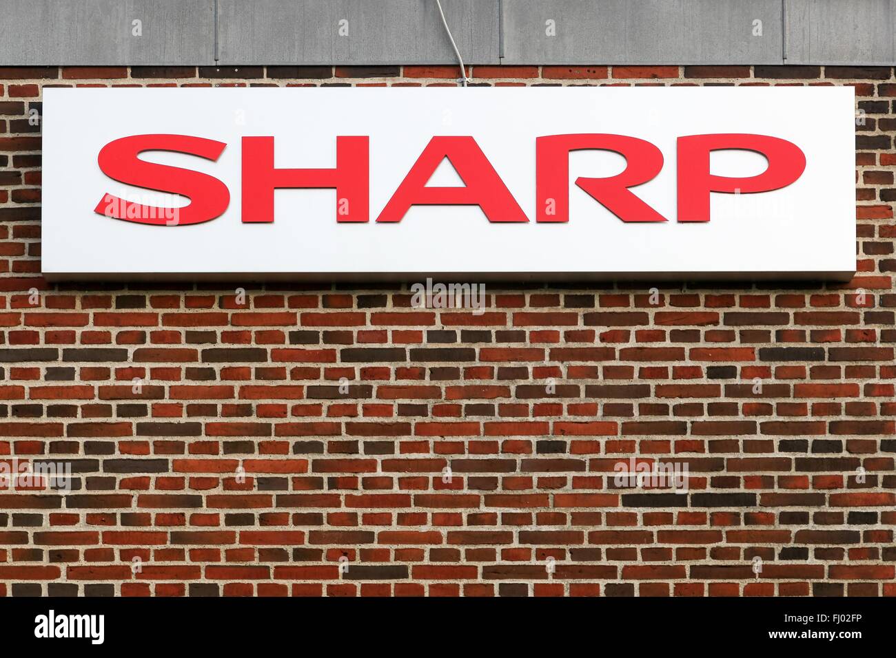 Scharf-Logo auf der Fassade Stockfoto
