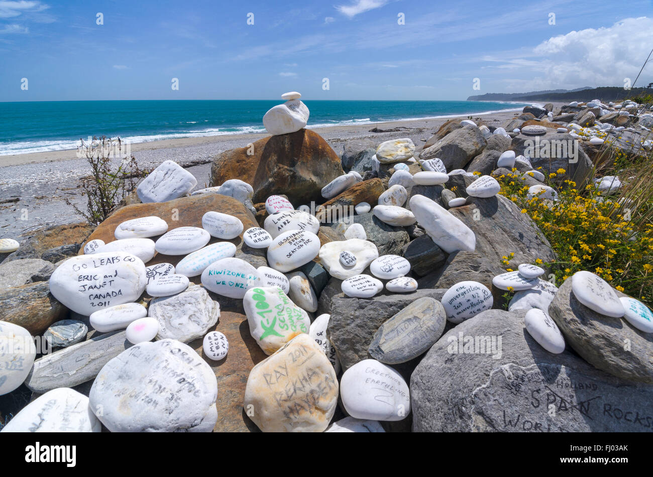 Gedenksteine auf dem Strand an der Haast, West Coast, Südinsel, Neuseeland Stockfoto