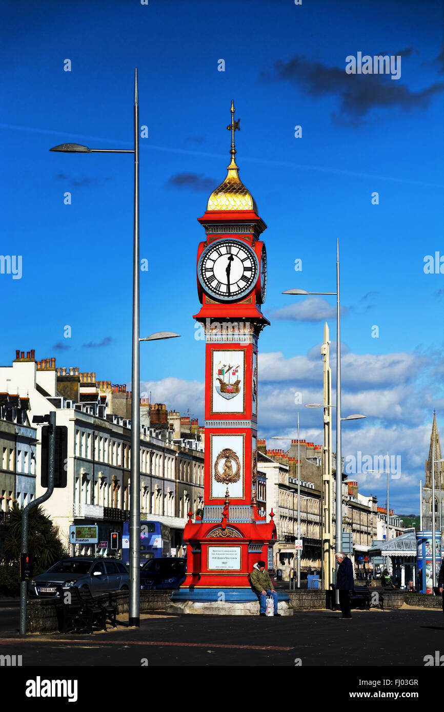 Die viktorianische Uhr an der Küste von Weymouth, UK, ein Wahrzeichen, dem  Fußgänger erholen können Stockfotografie - Alamy