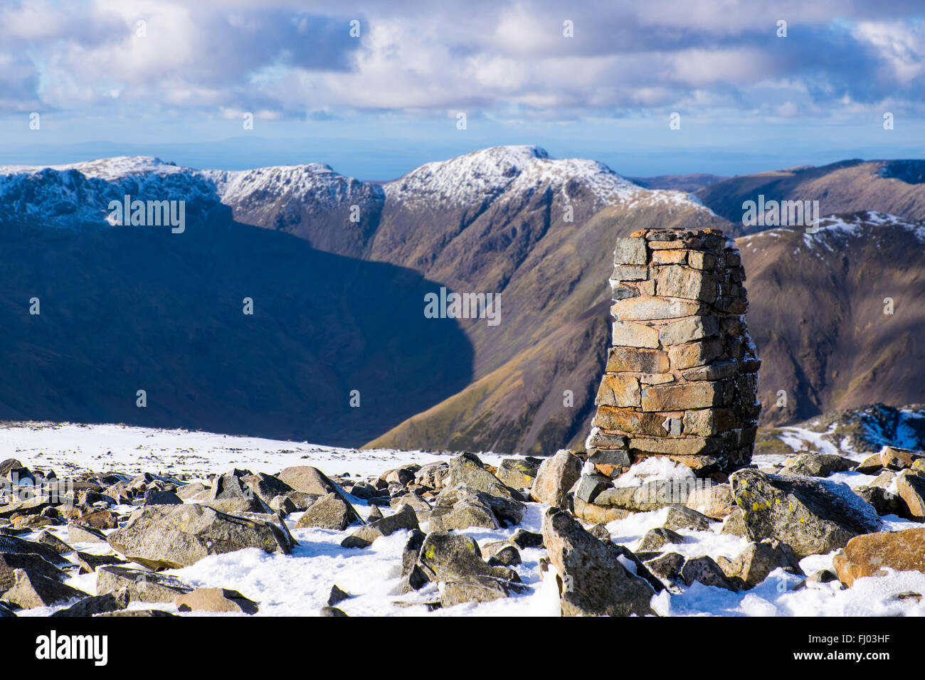 Winter Blick nach Norden von Scafell Pike im englischen Lake District in Richtung Säule Stockfoto